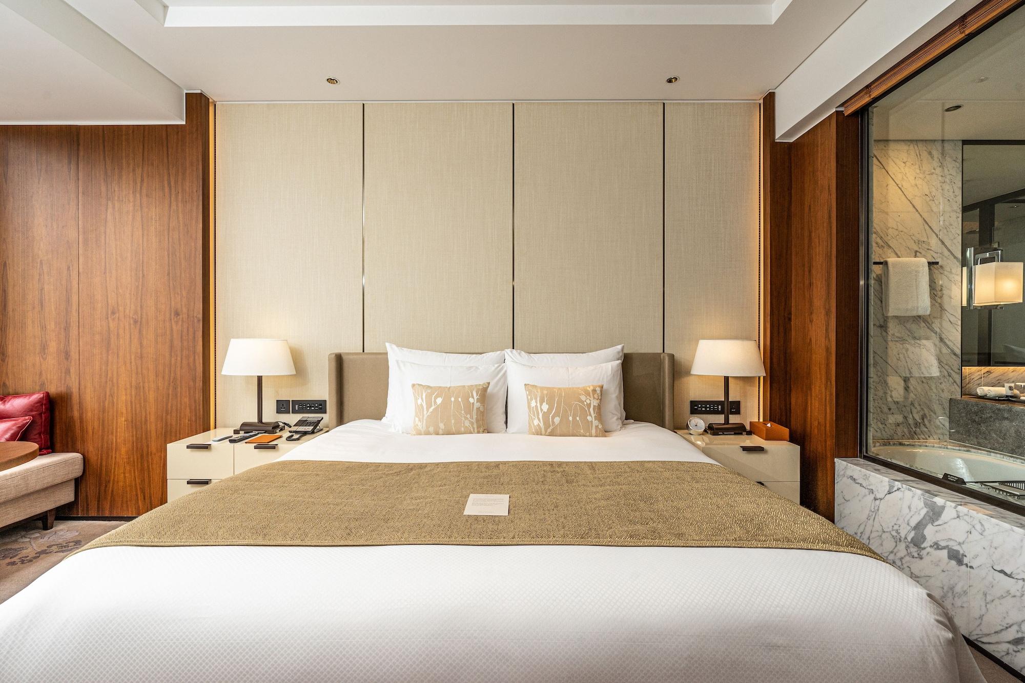 Lotte Hotel Seoul Executive Tower Exterior foto A bedroom at the hotel