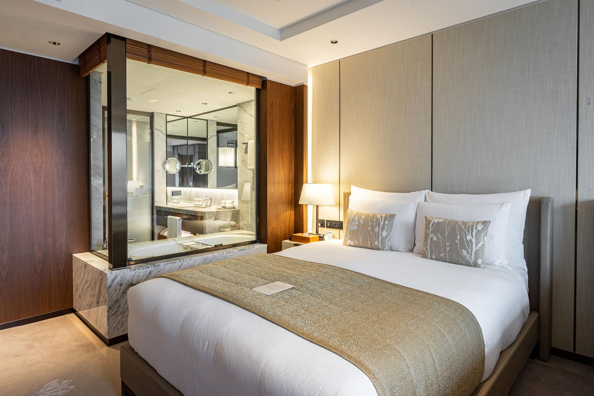 Lotte Hotel Seoul Executive Tower Exterior foto A bedroom in the hotel